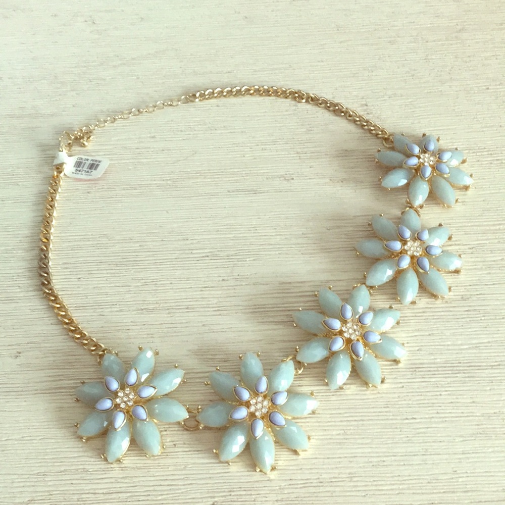 NWT Periwinkle Flower Necklace